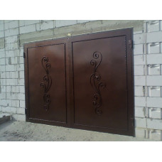 Гаражні ворота з кованими вензелями