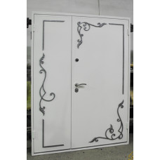 Металеві білі двері з кованими елементами