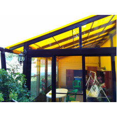 Жовтий металевий навіс із дахом з полікарбонату