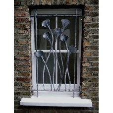 Чорні ковані ґрати з незвичайним дизайном