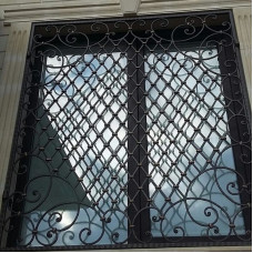 Ковані грати чорного кольору