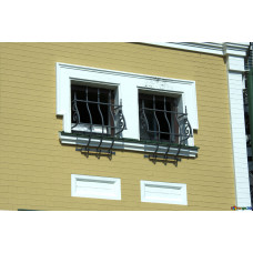 Чорні грати на маленьке вікно