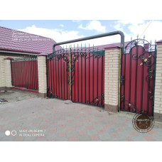 Ковані ворота з профнастилу, ковані ворота з хвірткою всередині