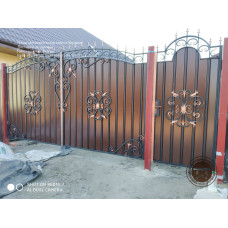 Ворота з кованими елементами для дачі