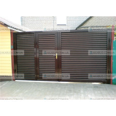 Оригінальні ворота з горизонтальною зашивкою із профнастилу